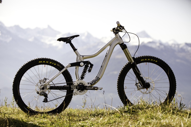 ike and details_KONA Press Launch_Crans Montana 2011_by ADL-9383