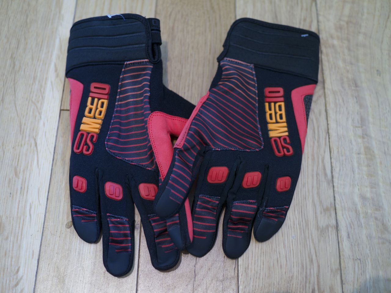 Red gloves = fast