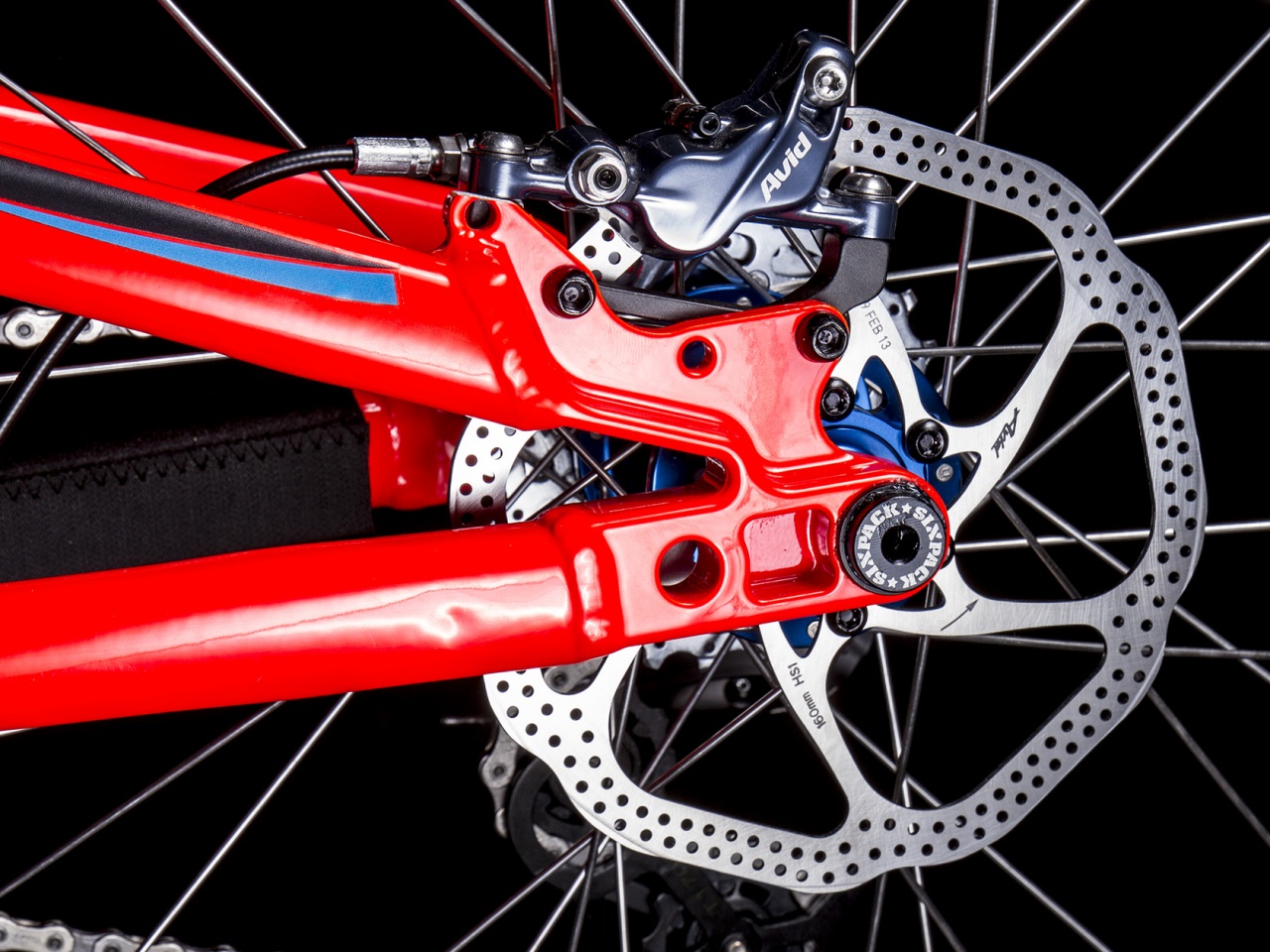 2-position dropouts for 16in and 20in wheels. We're thinking that 4-pot Elixirs might be overkill.