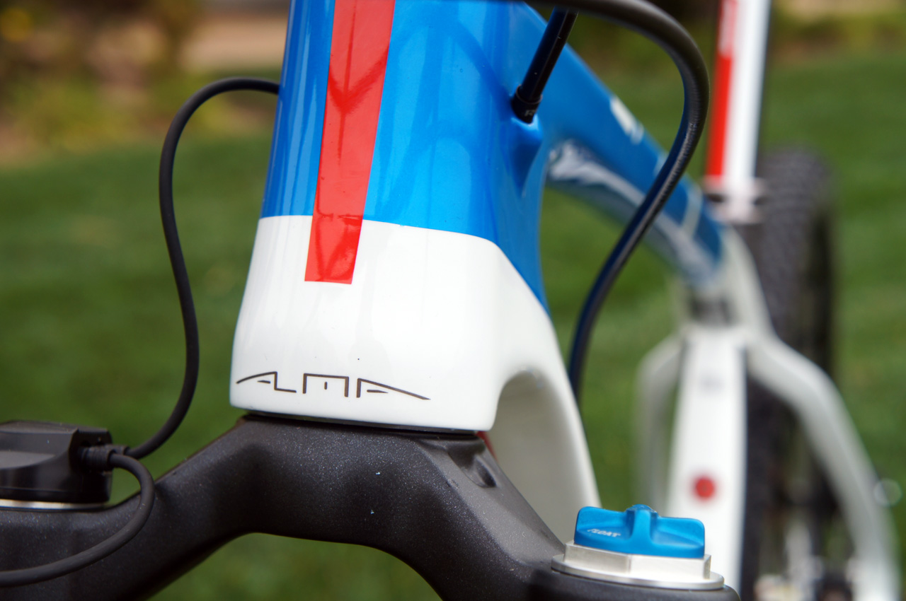 Short head tube, internal routing