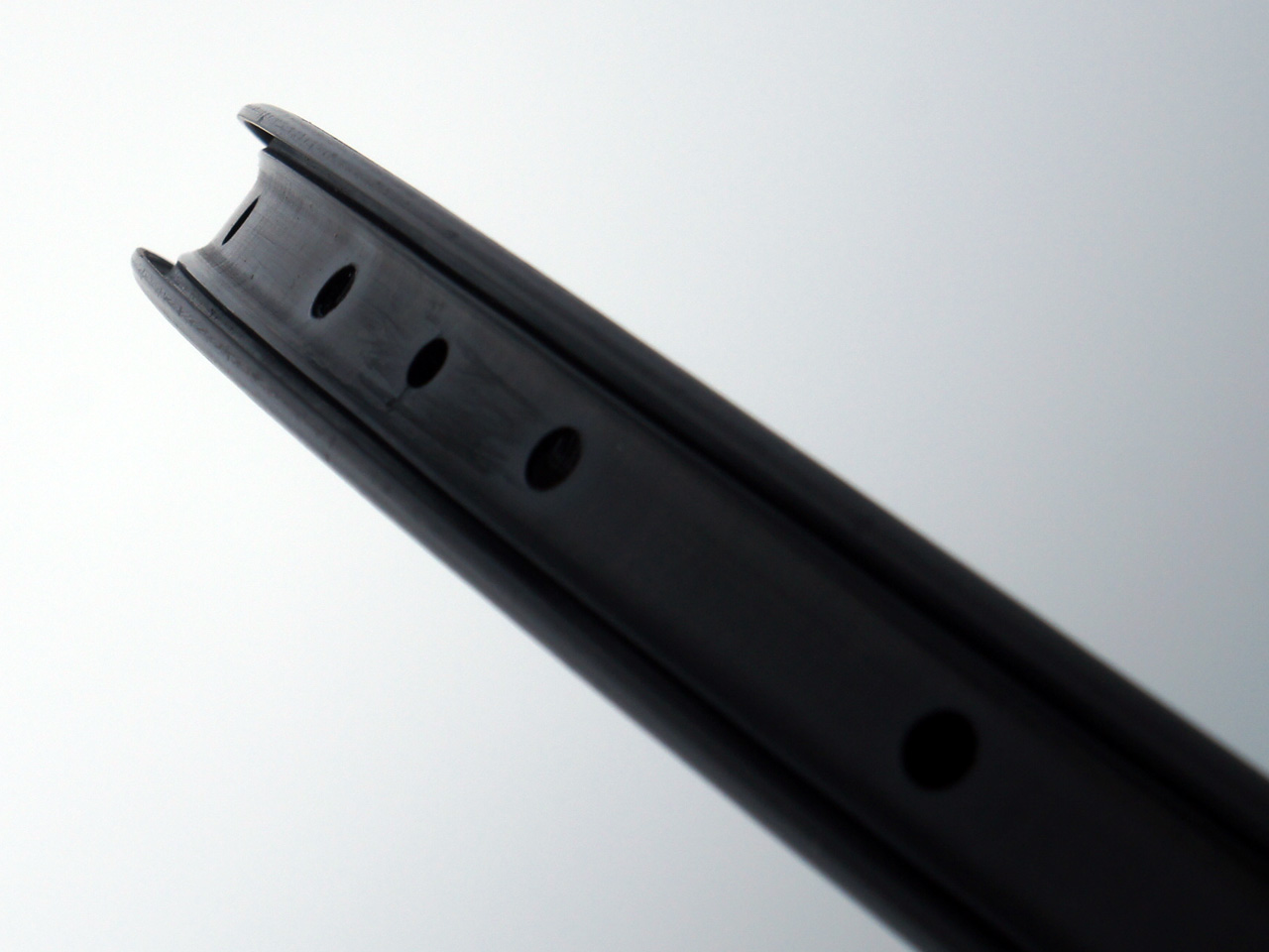 Aggressive bead lock for improved tubelessness