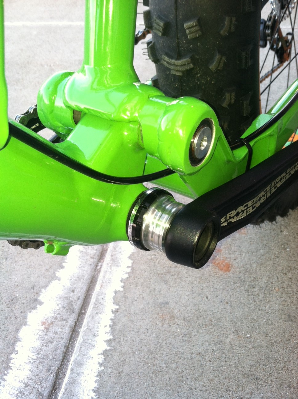 Widened main pivot and custom crank spindle spacers