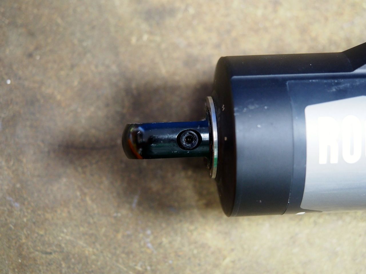 Yoke fitting, without a rebound dial.