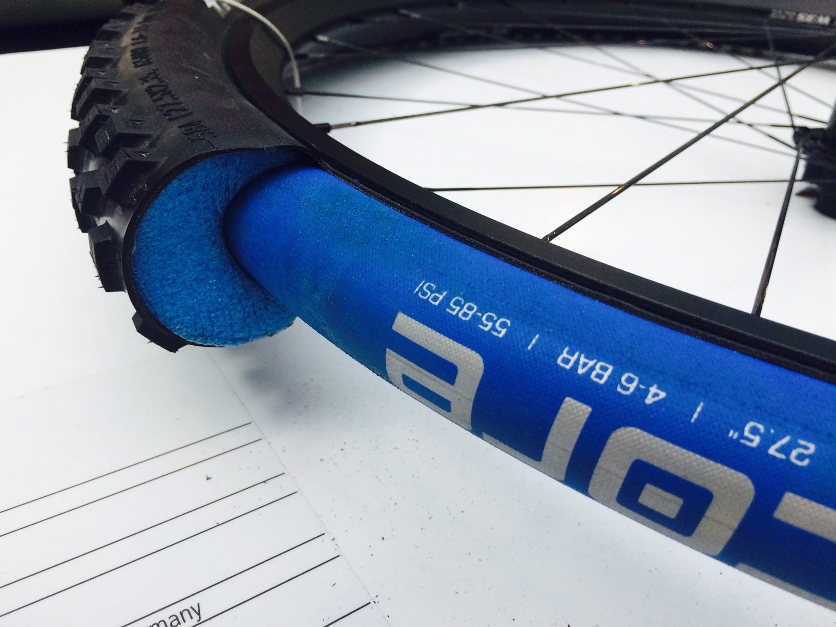 The outer chamber is filled with blue stuff only for demo purposes. That's the tubeless low pressure chamber.