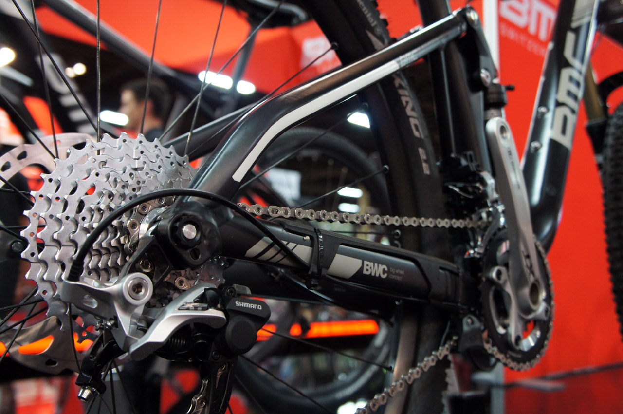 Thru axle, direct-mount rear derailleur