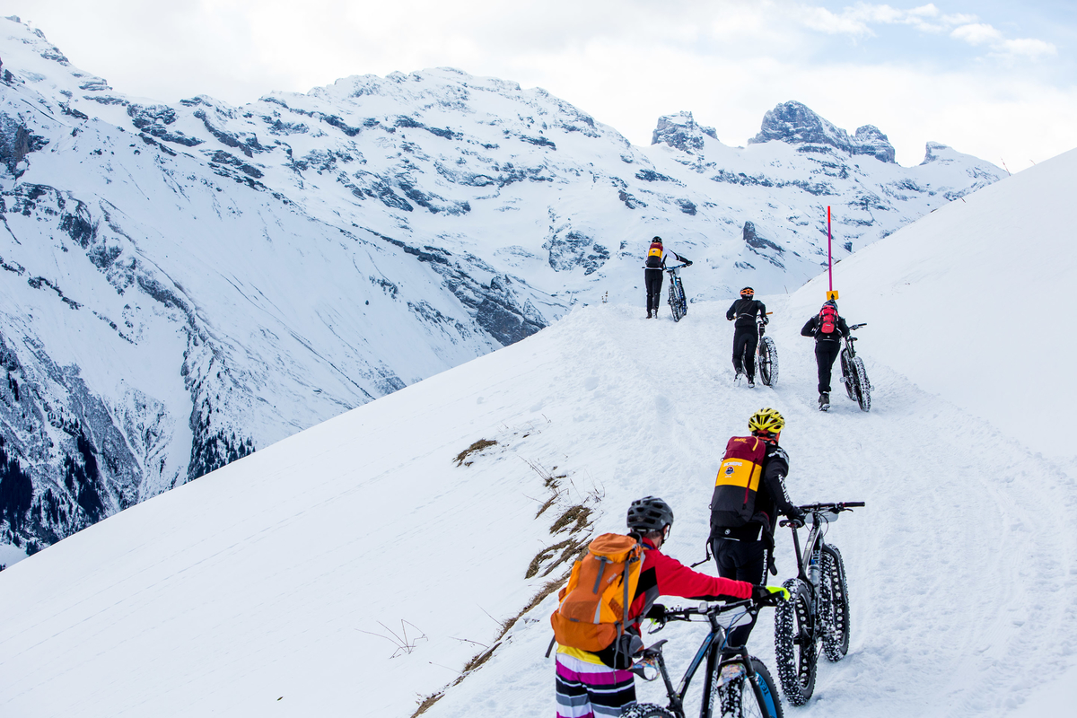Pushing is all part of it during stage 2 and 3 of the first Snow Epic, the ascent and decent of Brunni Hütte near Engelberg, in the heart of the Swiss Alps, Switzerland on the 16th January 2015 Photo by: Nick Muzik / Snow Epic / SPORTZPICS