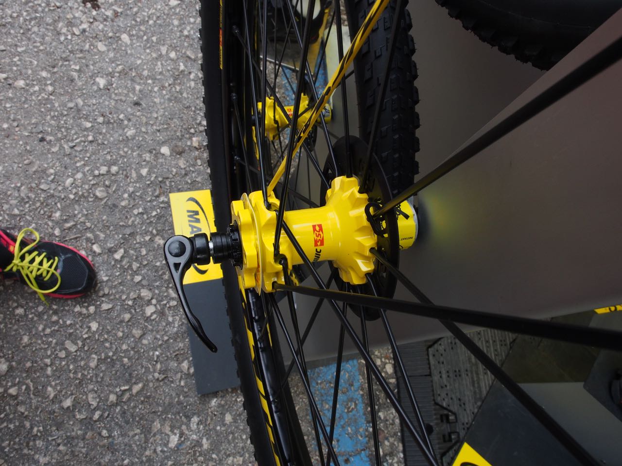 Rear hub in yellow