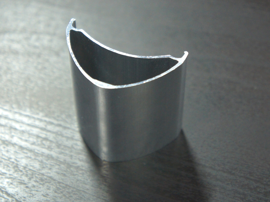 Generous width, aggressive bead hooks
