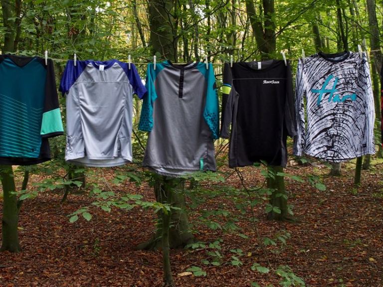 Mini Grouptest: Women’s enduro-style jerseys
