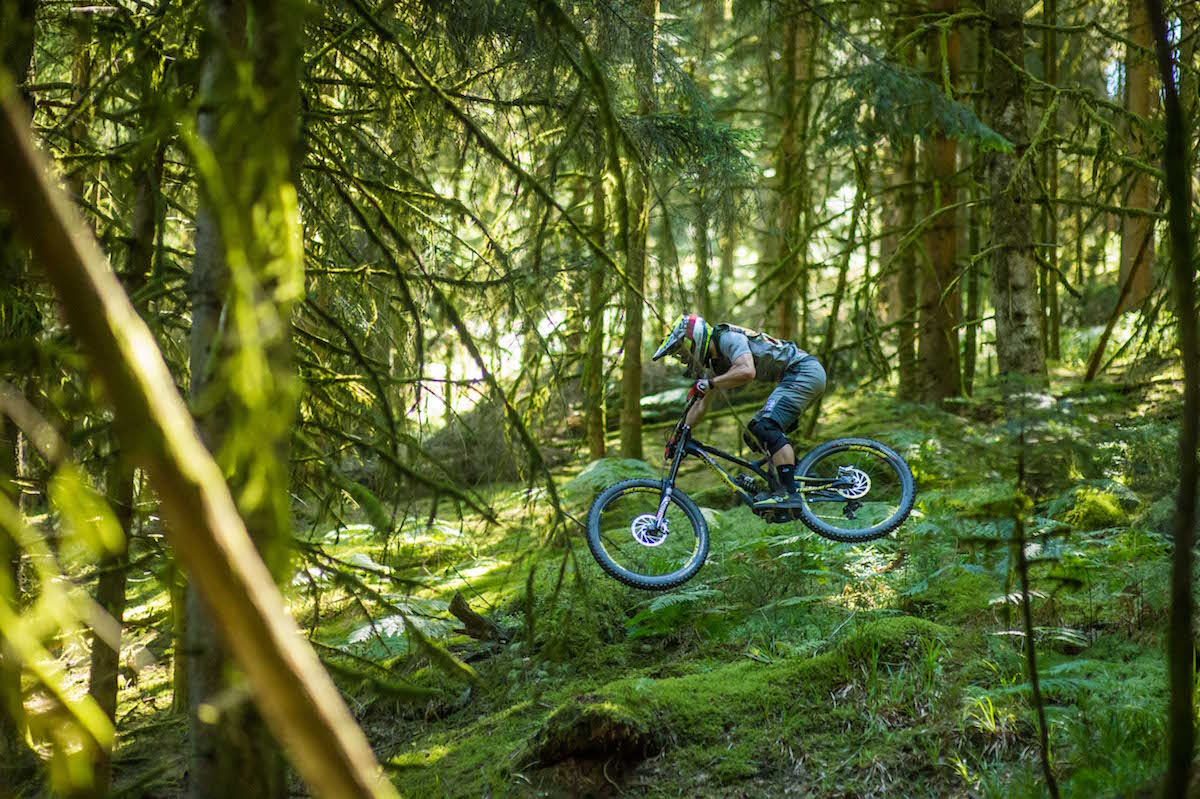 remi thirion commencal supreme v4 downhill
