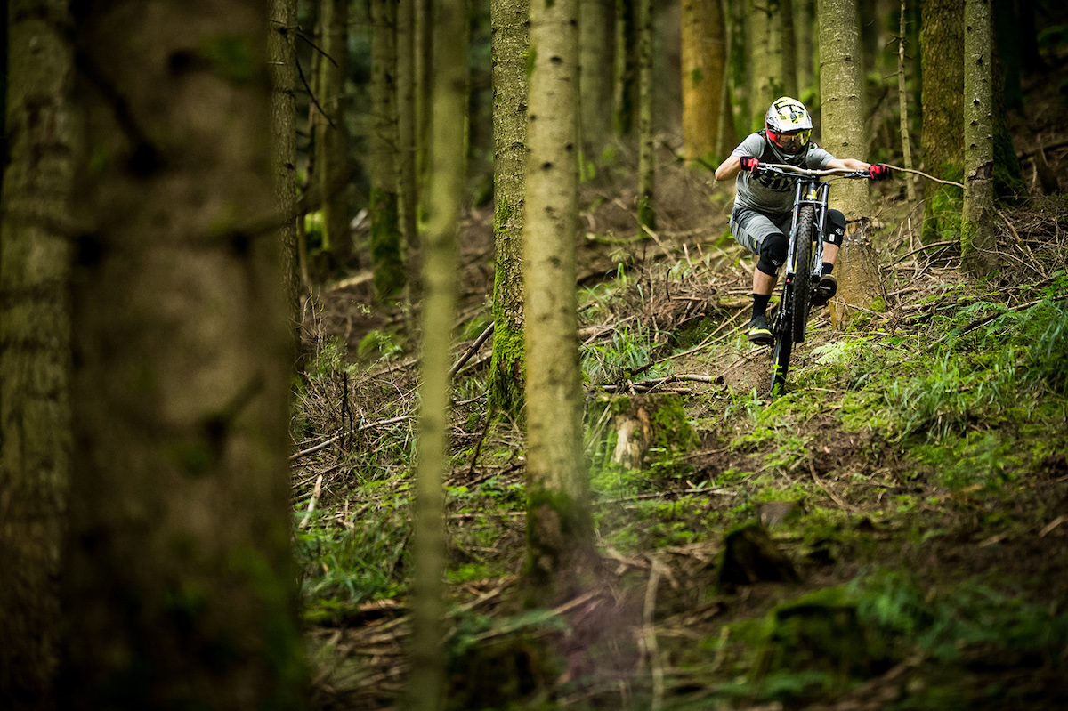 remi thirion commencal supreme v4 downhill