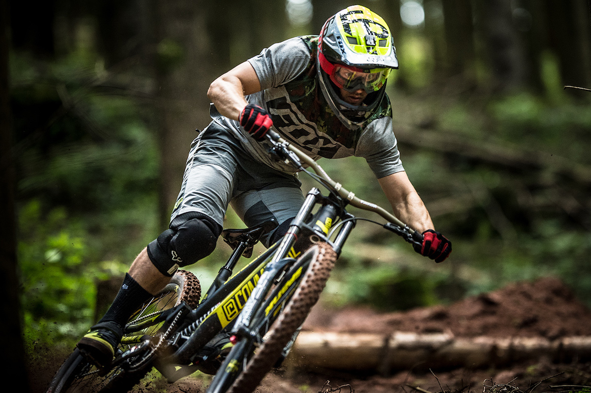 remi thirion commencal supreme v4 downhill