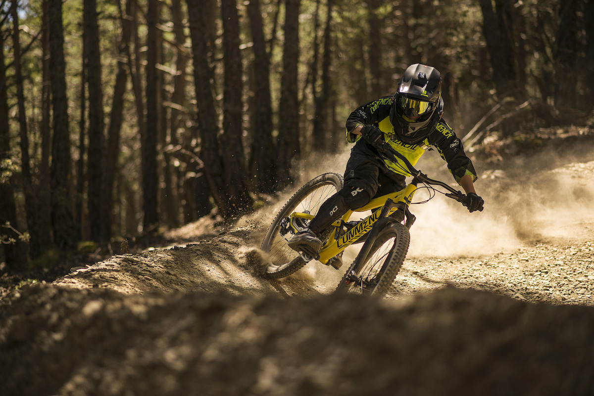 commencal junior supreme 20 24 27.5 kids children kid's full suspension bike park full face neck brace