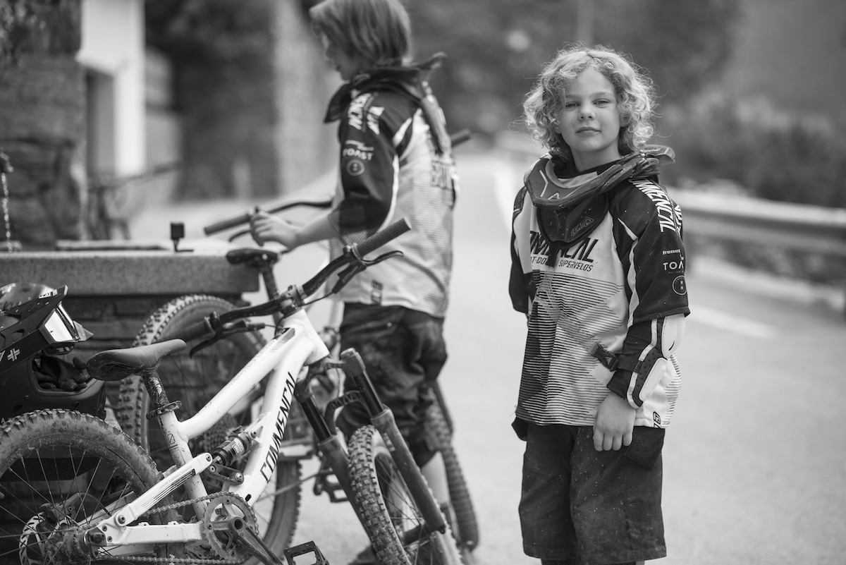commencal junior supreme 20 24 27.5 kids children kid's full suspension bike park full face neck brace