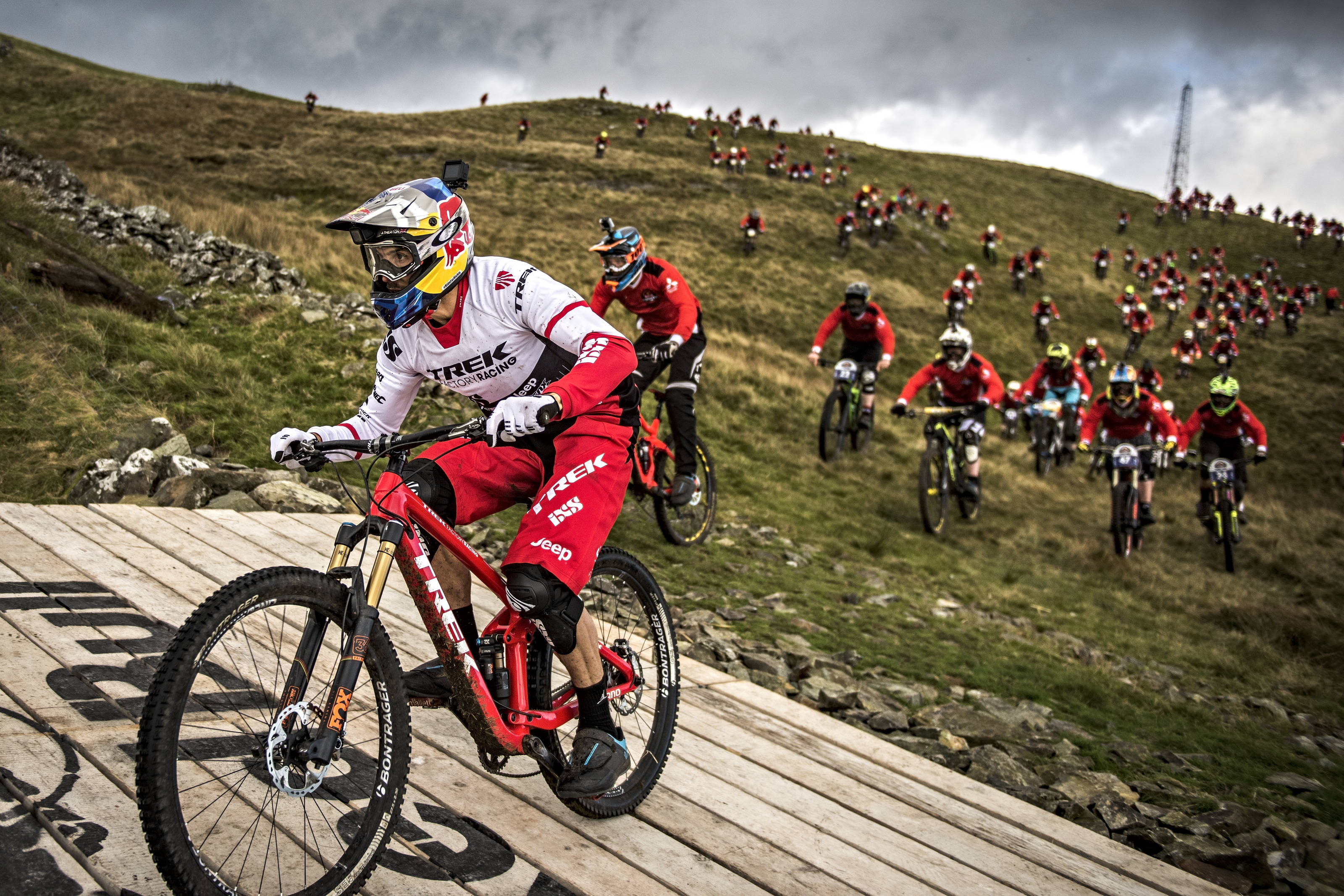 Watch Gee Atherton Chase Down 399 Riders At Foxhunt 2016