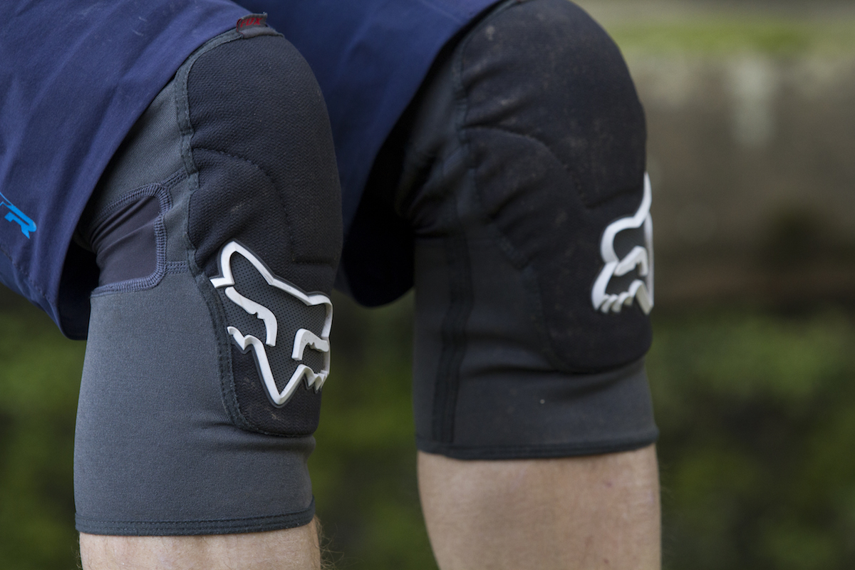 fox head launch enduro knee pads