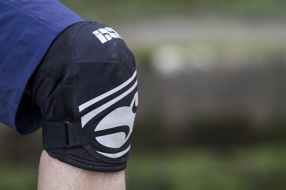 ixs hack evo knee pads issue 112
