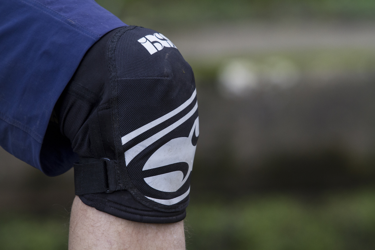 ixs hack evo knee pads issue 112