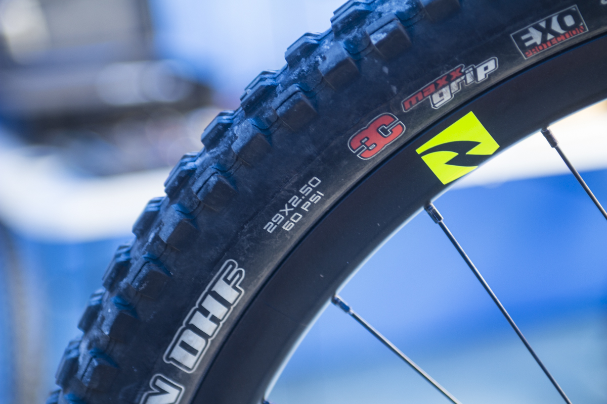 pivot phoenix carbon downhill race bike fort william 29er 29in