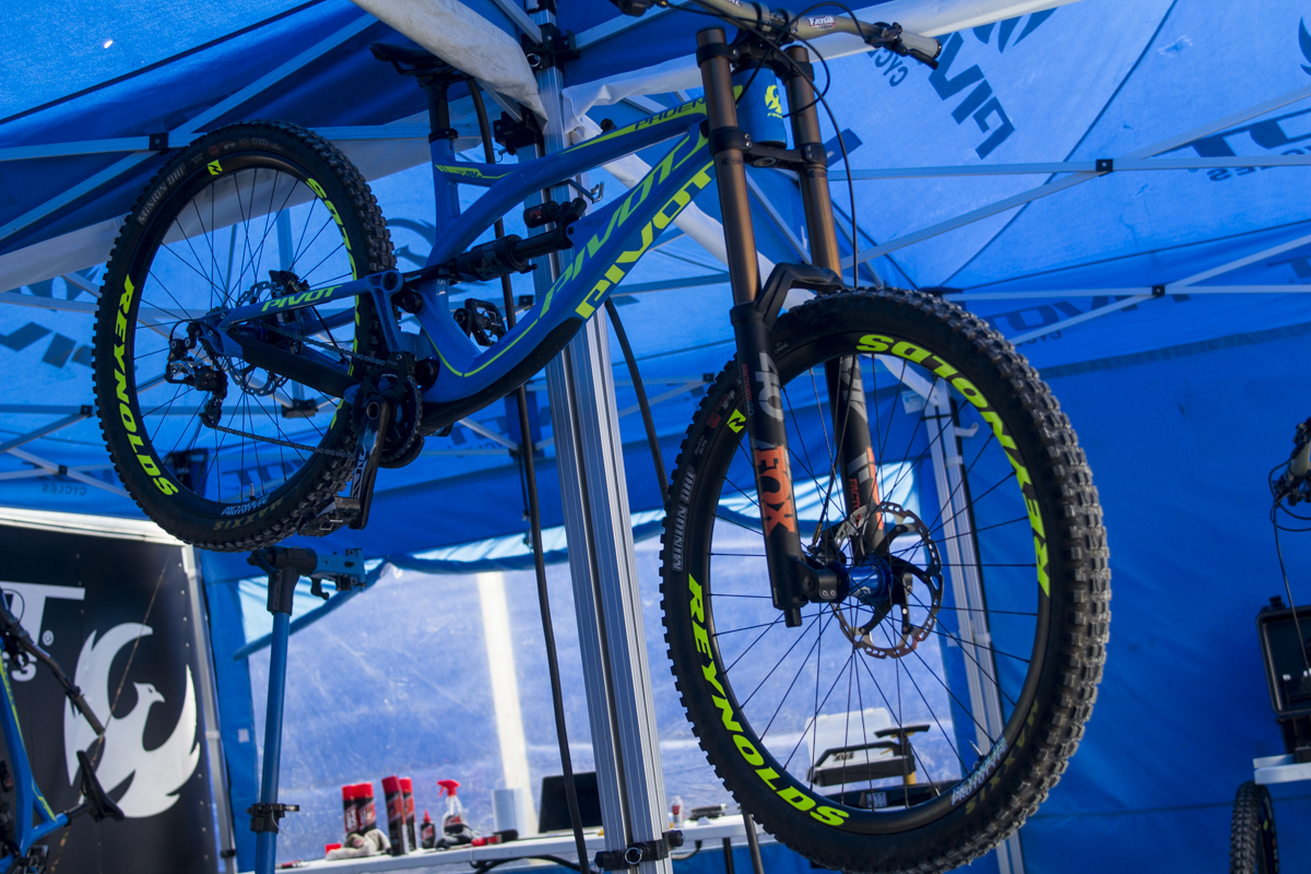 pivot phoenix carbon downhill race bike fort william 29er 29in