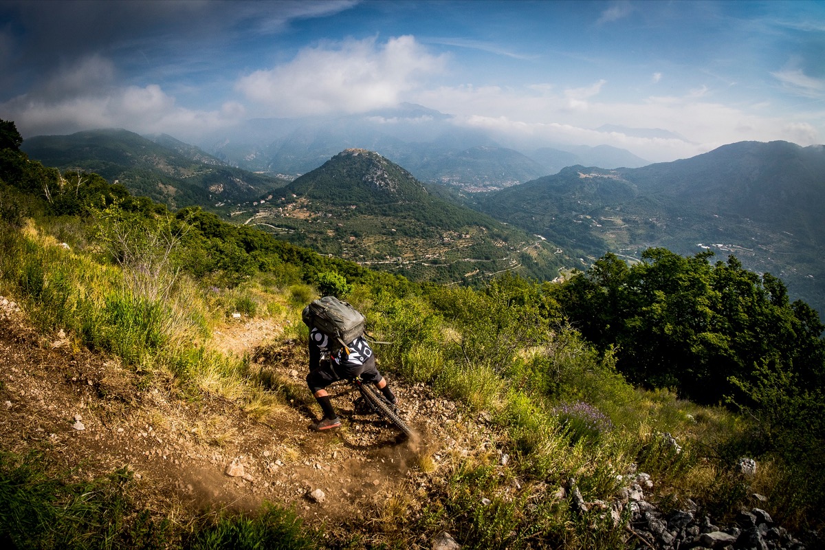 Foot out, flat out. Credit: Sven Martin