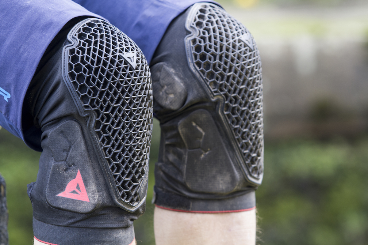dainese trail skins knee pads issue 112