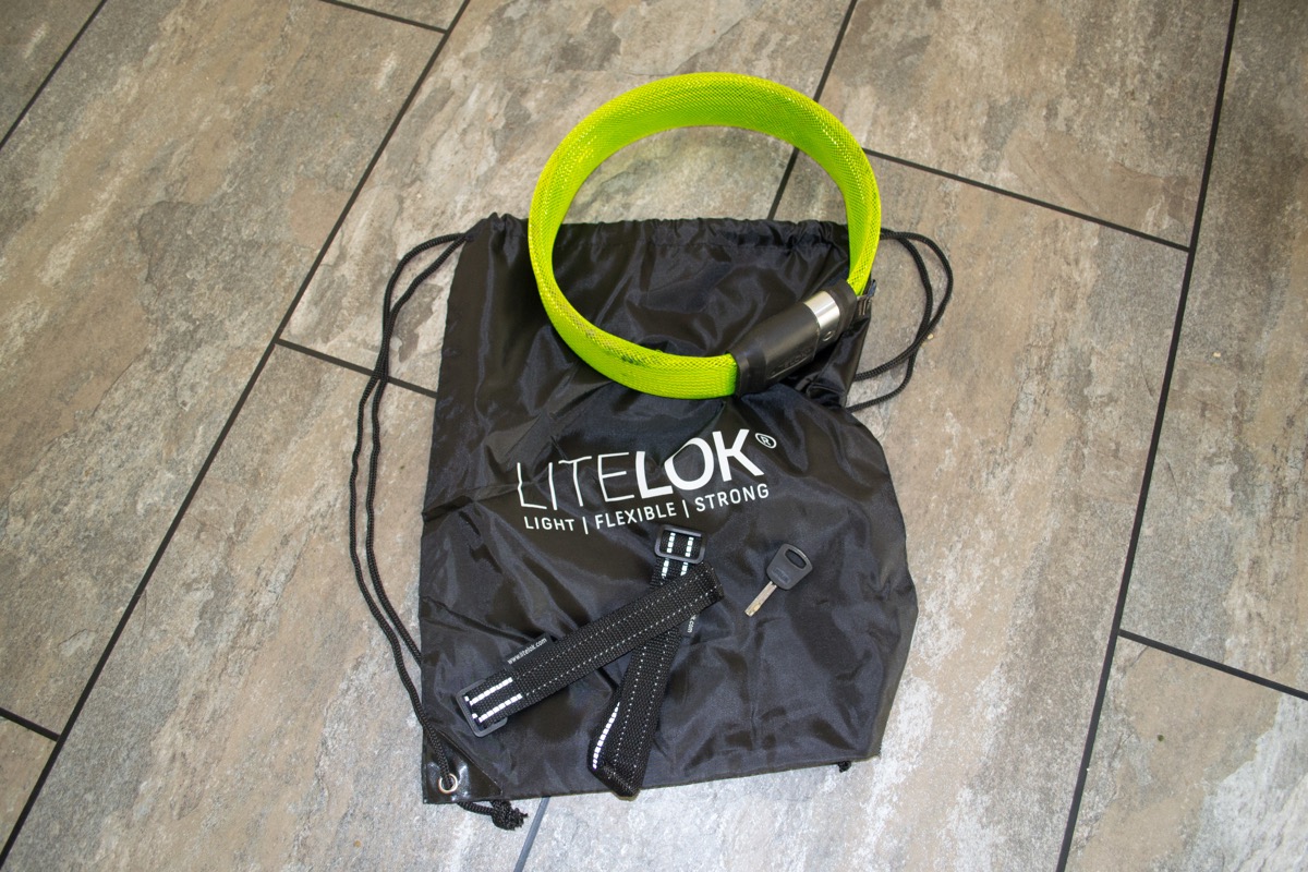 Single kit: lock, bag, three keys, two WrapStraps.