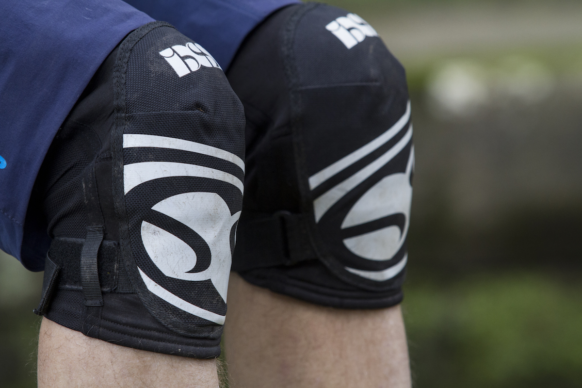 ixs hack evo knee pads issue 112