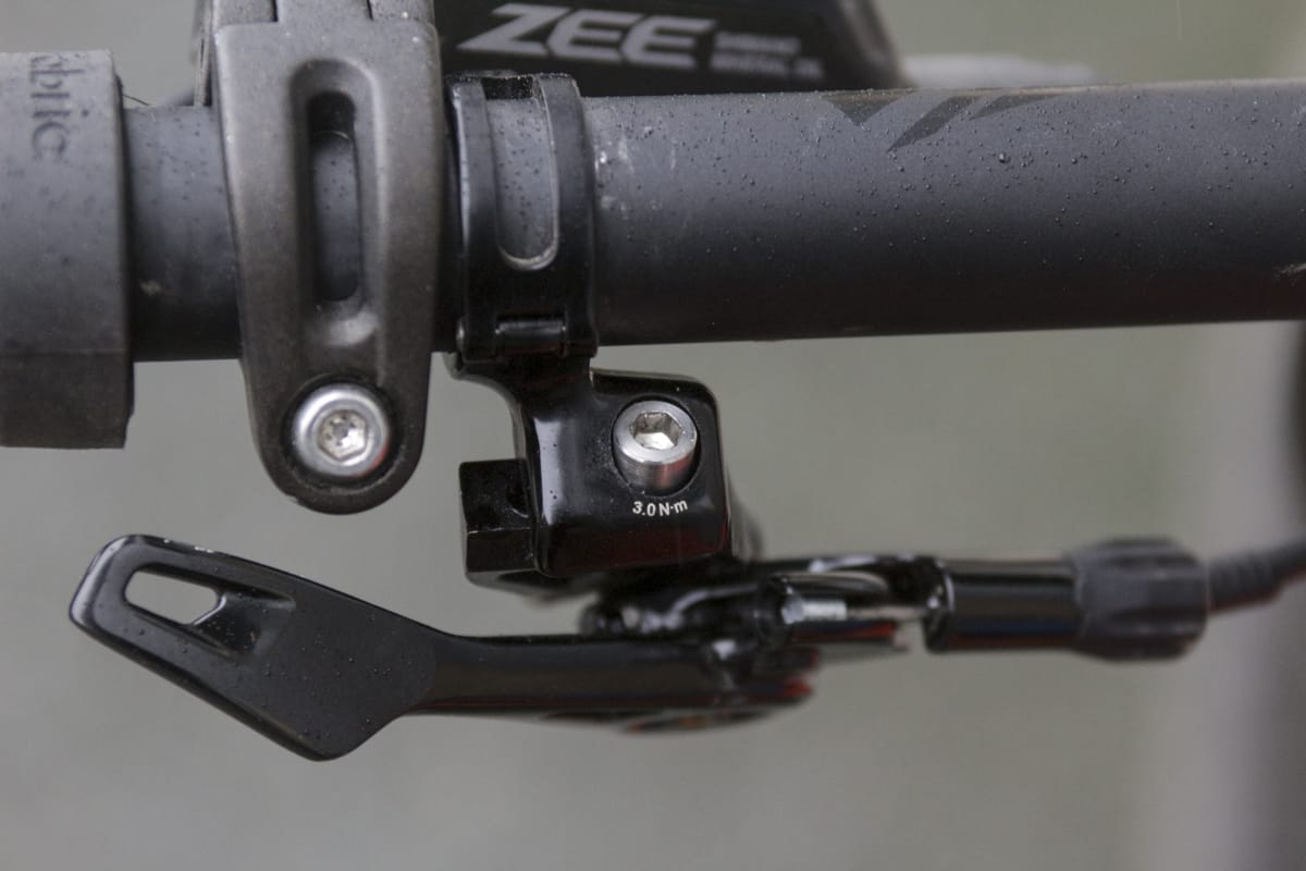 there's the option to route the cable either way, depending on your dropper post.