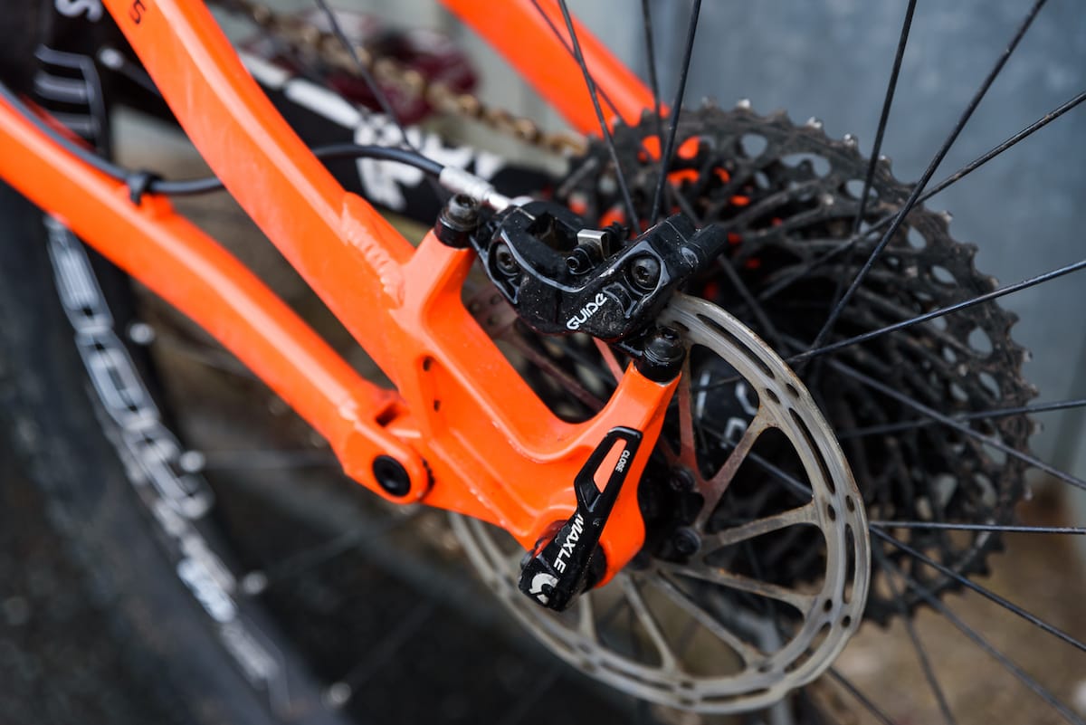 The new Deluxe and Super Deluxe shocks take the test winning Aeris performance to a whole new level. Whether you ride for fun, race enduro, or whatever your riding style, the all new Aeris 145 will blow you away with its much improved small bump sensitivity, insanely good climbing performance, and still unbeatable descending.