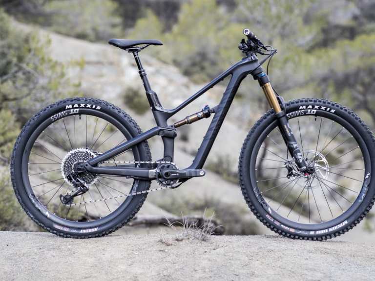 Women’s Specific Geometry On The Canyon Spectral WMN CF SLX 9.0 – How Different Can It Be? Read Our First Ride Review Here