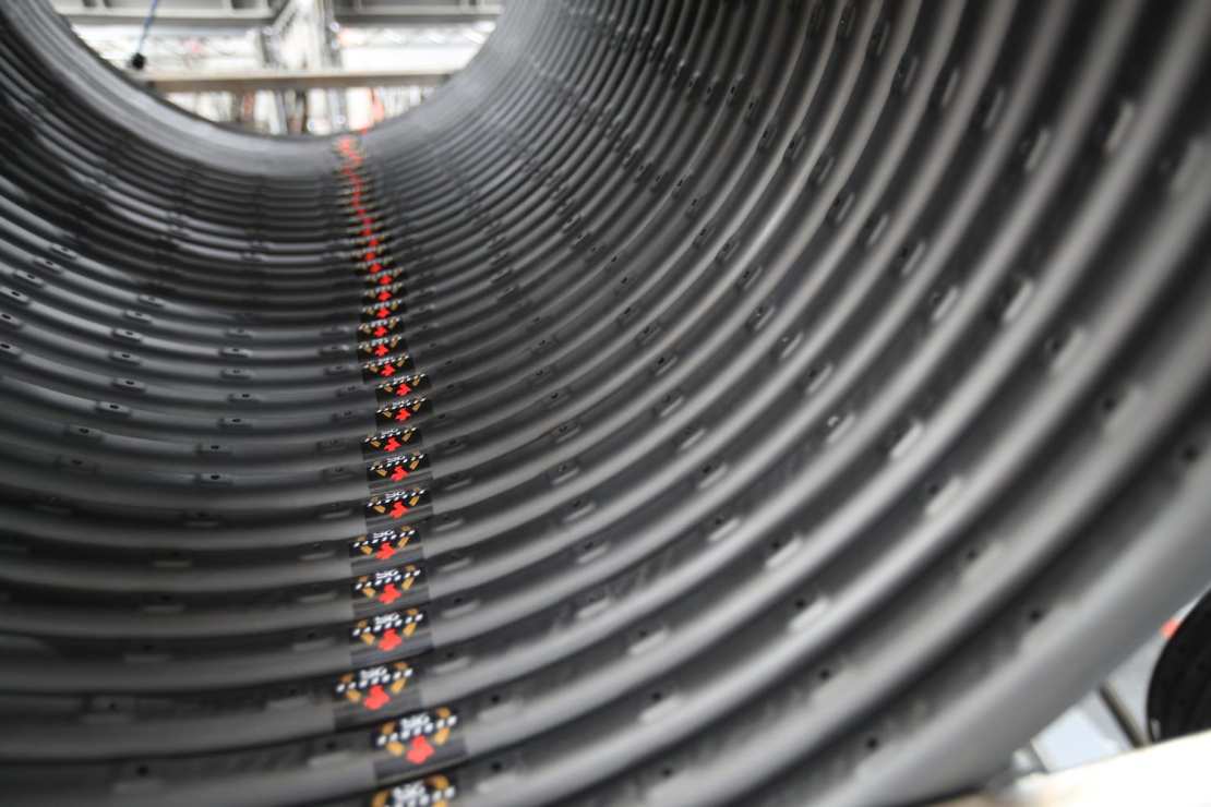 How does Santa Cruz build wheels? Wil goes to the factory to build his own set of Reserve Carbon wheels