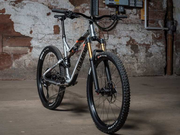 Do you like it raaaaw? Check out our new Commencal Meta Trail V4.2 Race test bike