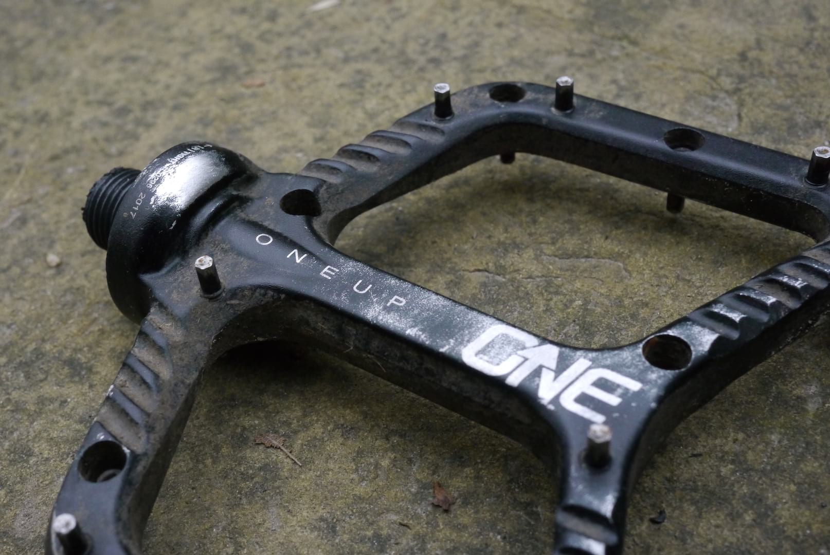 After 8 months of foul-weather testing, here’s our review of the OneUp Components Aluminum Flat Pedals