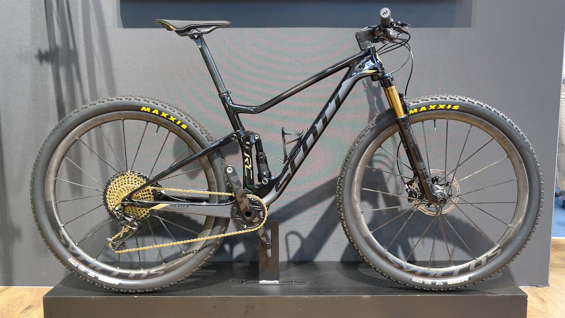 Syncros’ stupid-light carbon wheels, new handlebars and a convertible pump