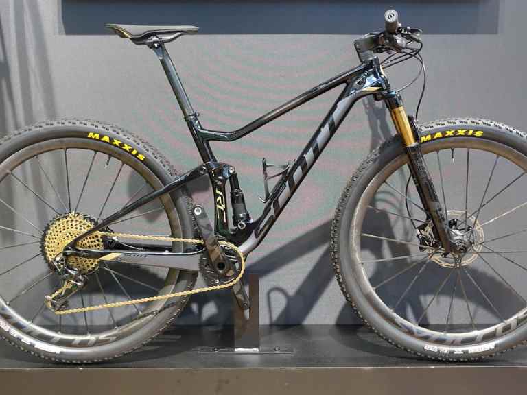 Syncros’ stupid-light carbon wheels, new handlebars and a convertible pump