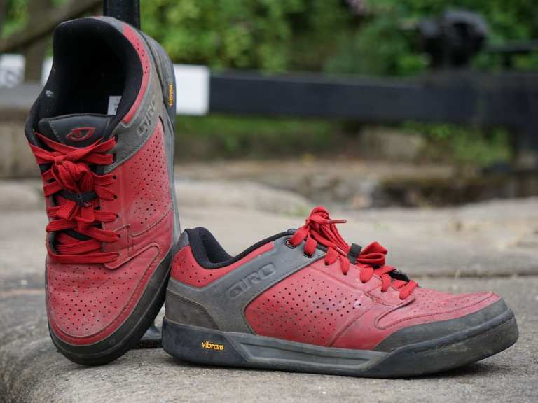 Review: The Giro Riddance flat pedal shoe uses a Vibram Megagrip sole for #flatpedalthunder