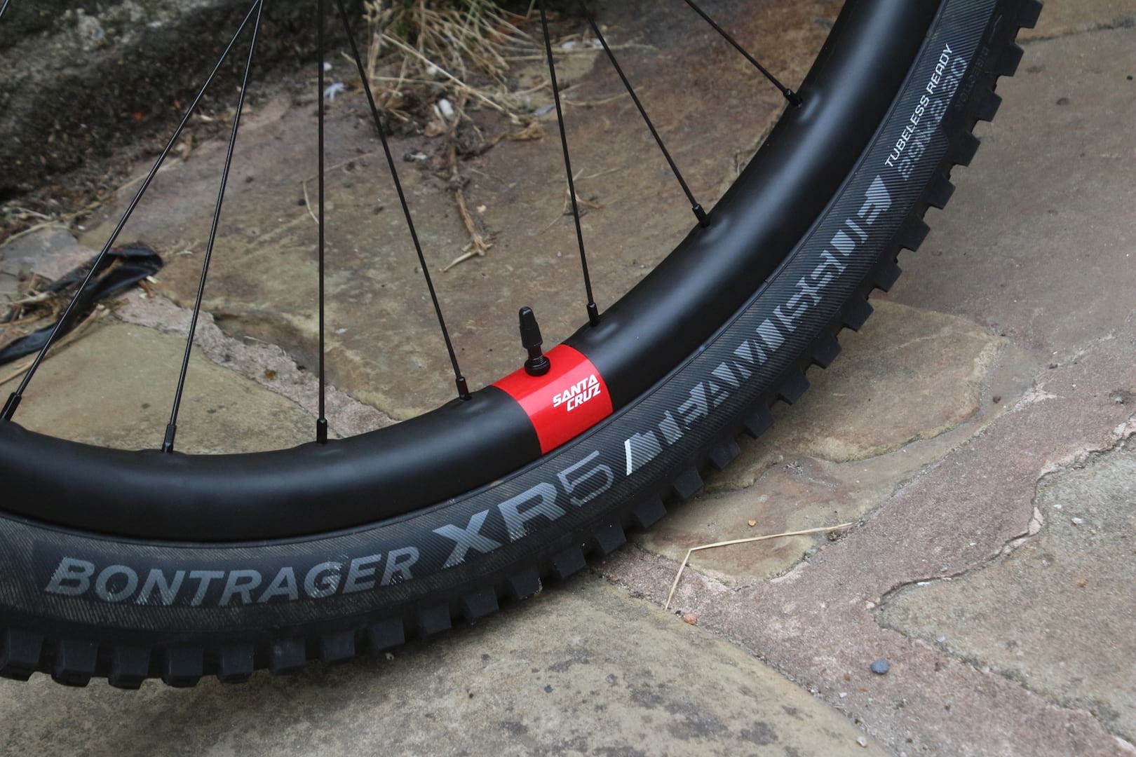 santa cruz reserve wheel carbon bontrager tyre