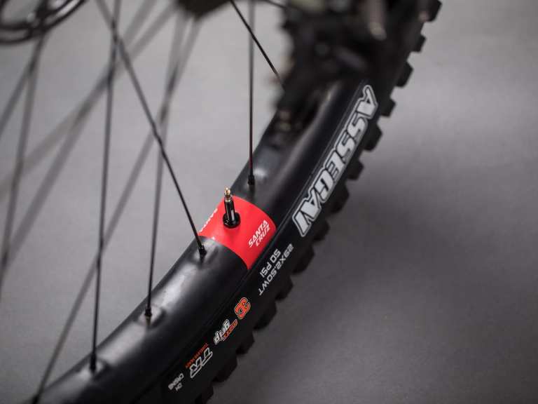 New Carbon Wheels From Santa Cruz, Plus Two New V-10 Downhill Bikes!