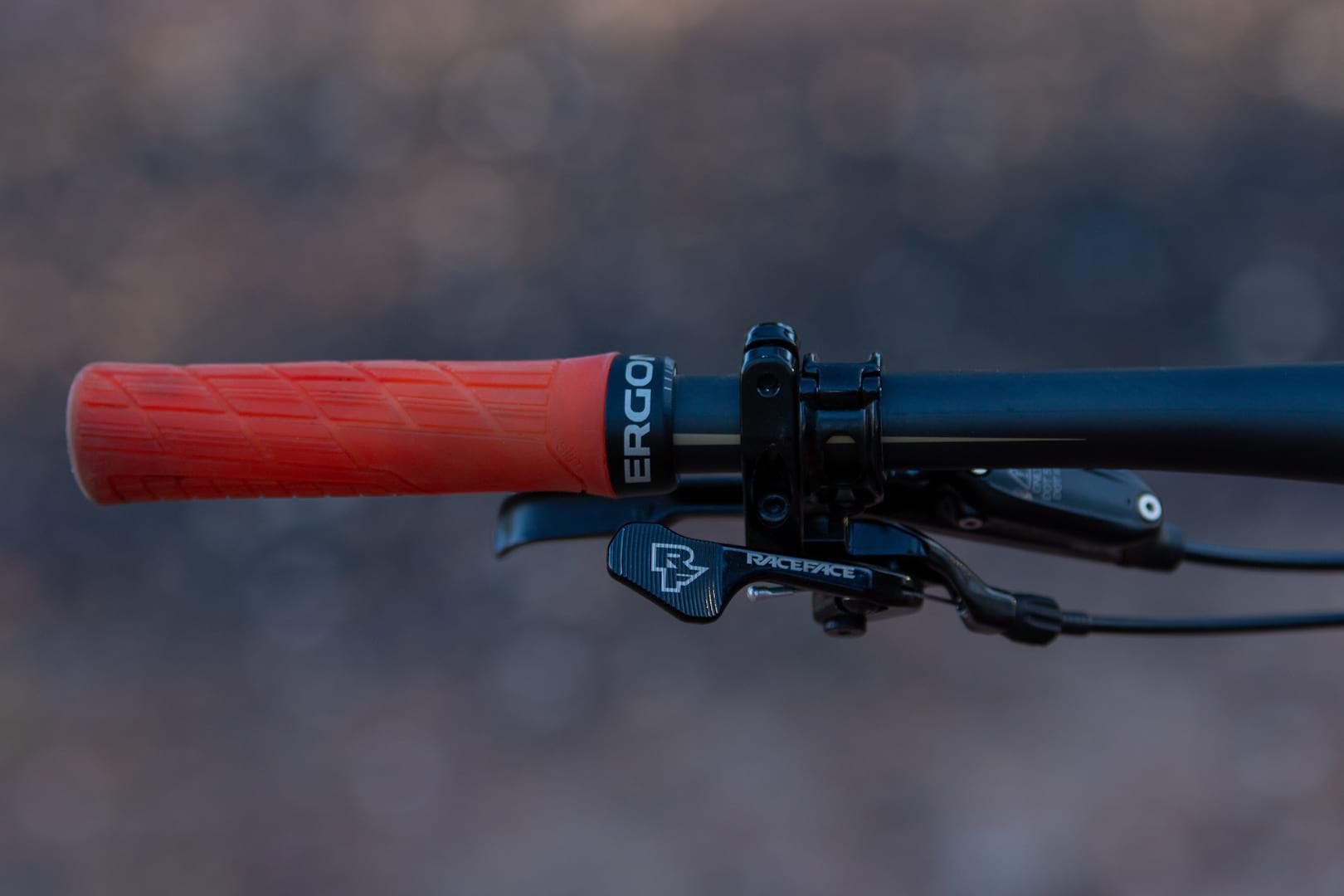 santa cruz blur race face dropper post lever