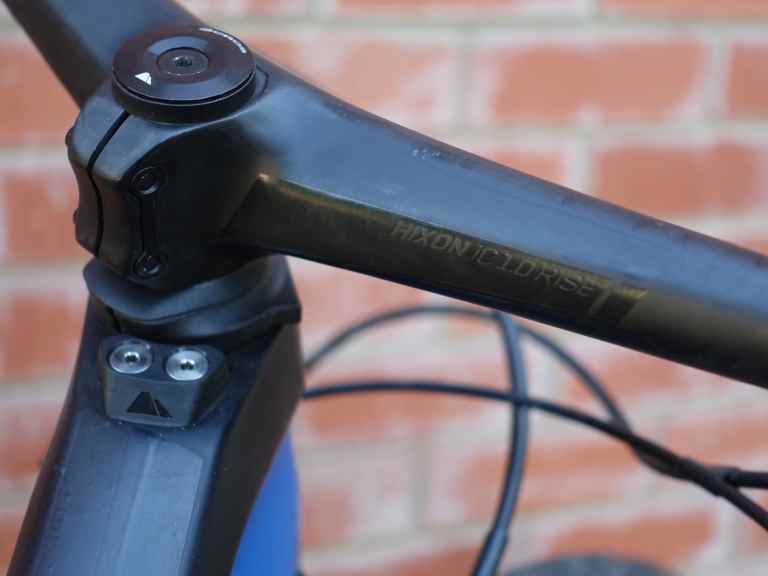 Review | The sub-300g Syncros Hixon iC 1.0 Rise is a bonkers all-in-one carbon bar & stem