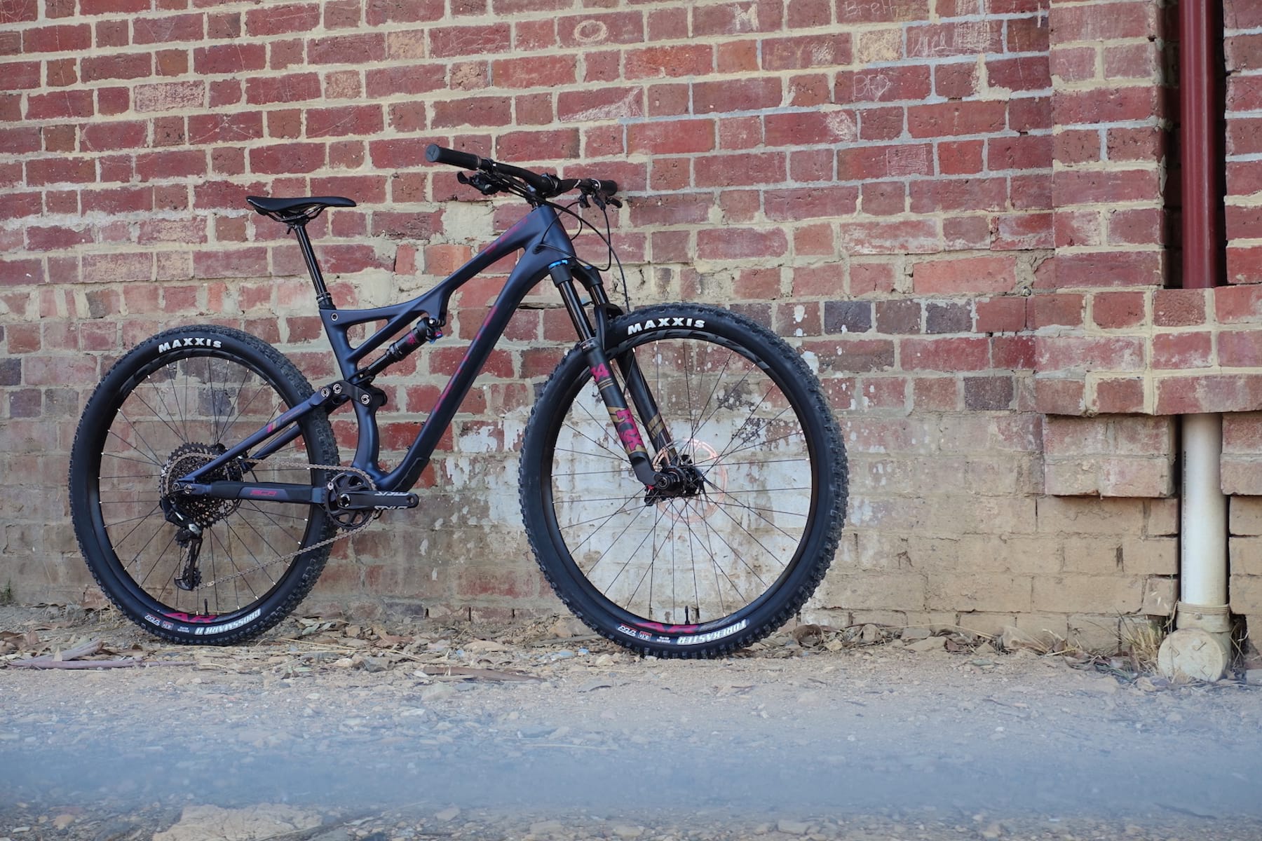 This 2019 Whyte S-120C RS packages enduro bike geometry into a lightweight 120mm chassis