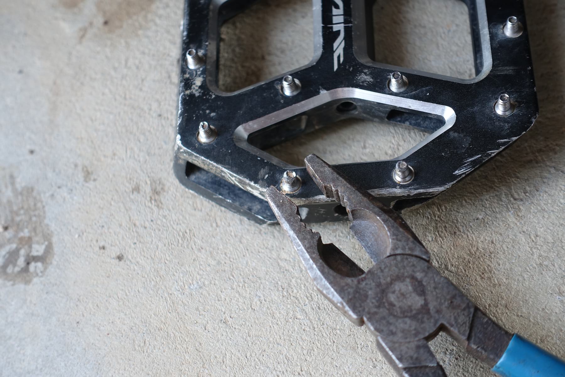 saint flat m828 pedal pin tool plier