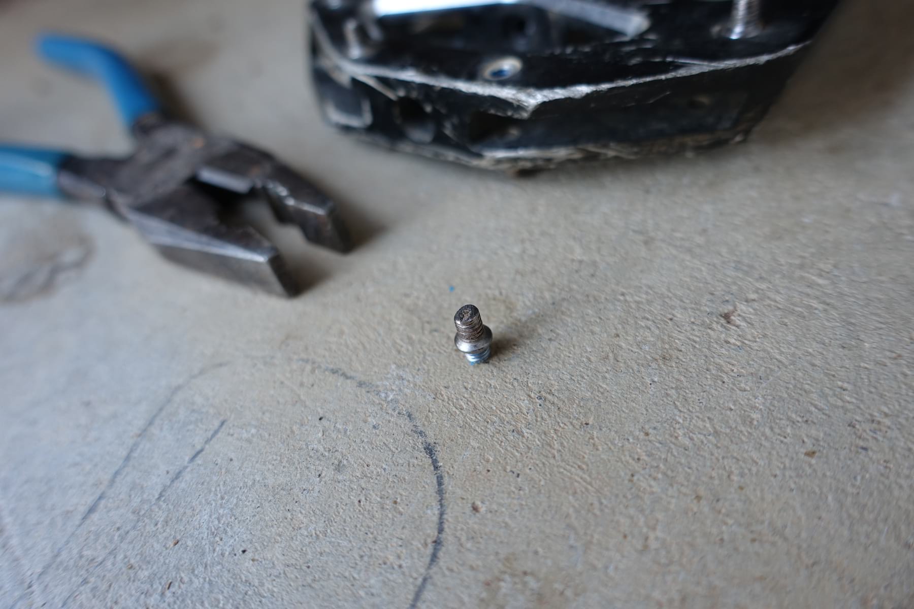 saint flat m828 pedal pin tool plier