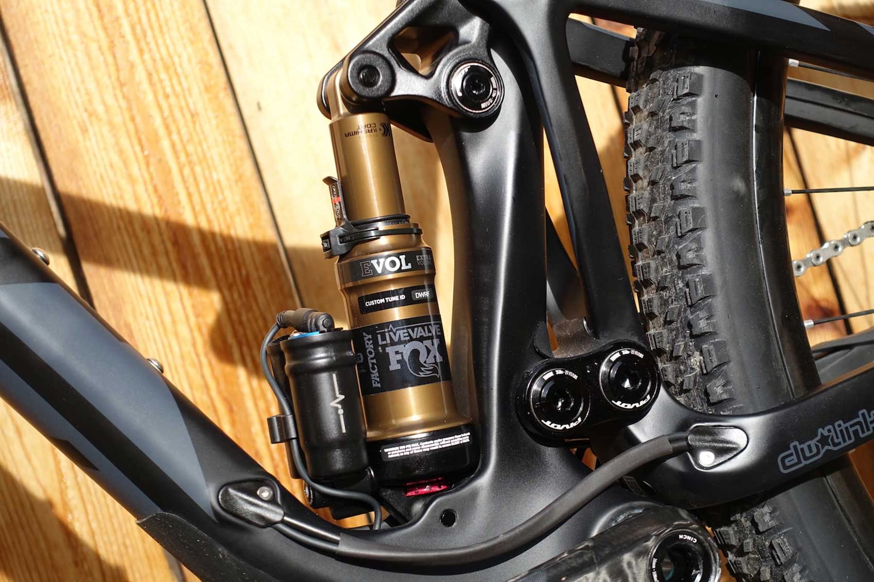pivot cycles mach 4 sl fox live valve