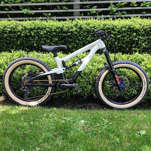 Reclaimdesigns Speedster 2.0 is a recycled, carbon mini Nomad