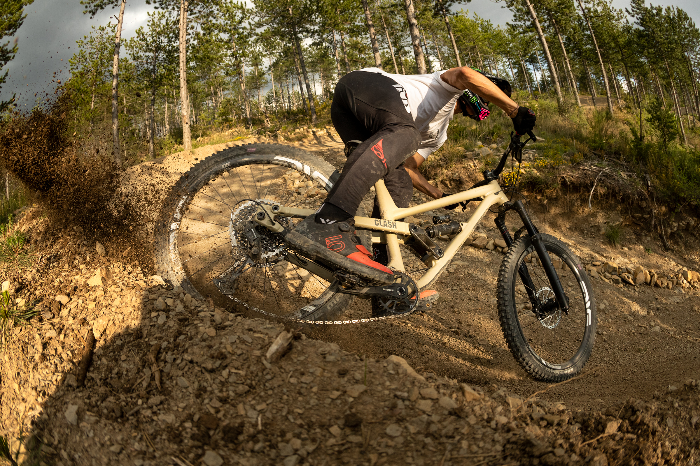 2021 Commencal Clash | Same look but all-new sporty angles