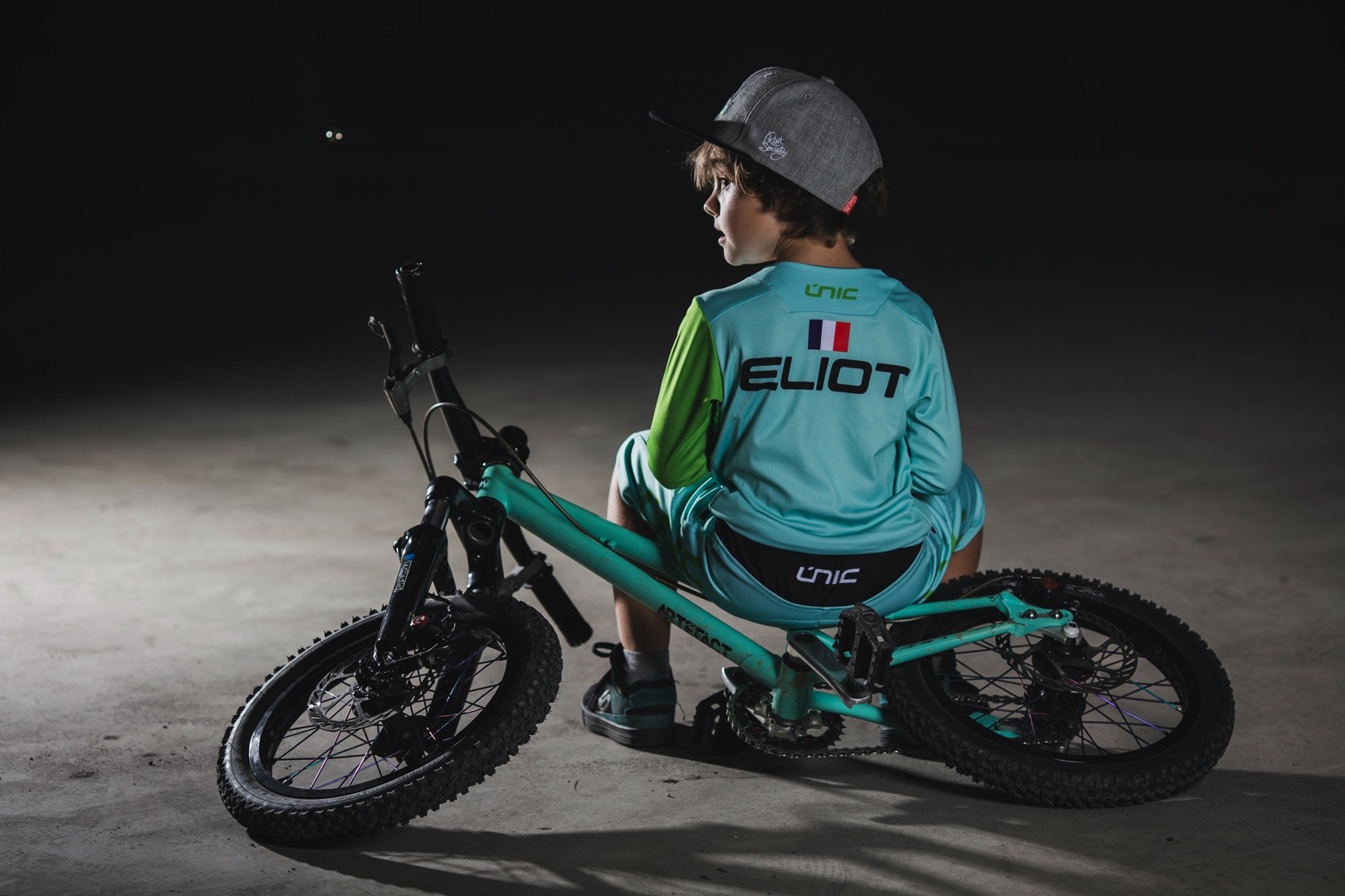 Now groms can have custom kit with the Únic Junior range.