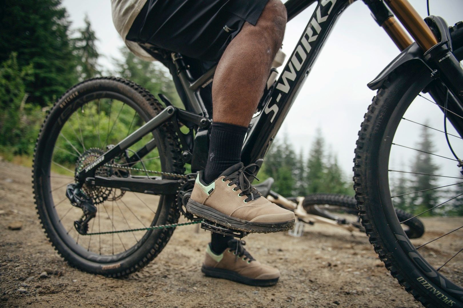Specialized releases updated Gambit full face and Roost flat pedal shoes
