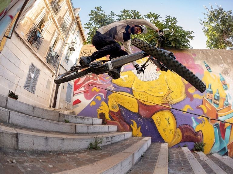 Video: Commencal x Shimano x Kilian Bron do Tour de France their way